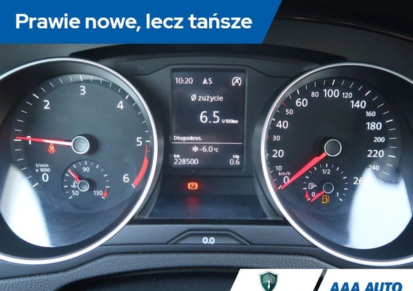 Volkswagen Passat cena 45000 przebieg: 228492, rok produkcji 2015 z Chełmża małe 254